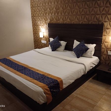 Redfox Hotel- Aminjikarai Ченай Екстериор снимка